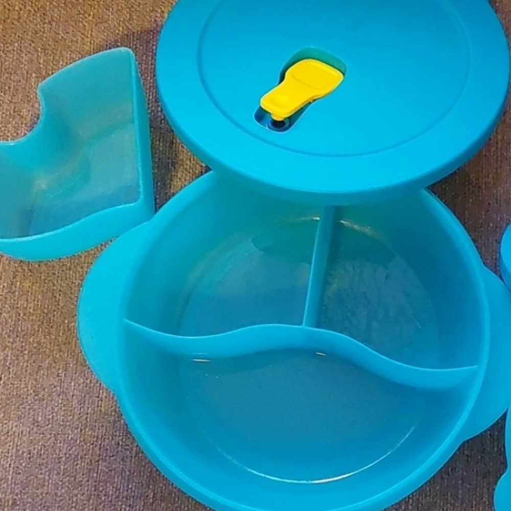 Divided dish with removable cold insert Perfect for lunch Tupperware Crystalwave